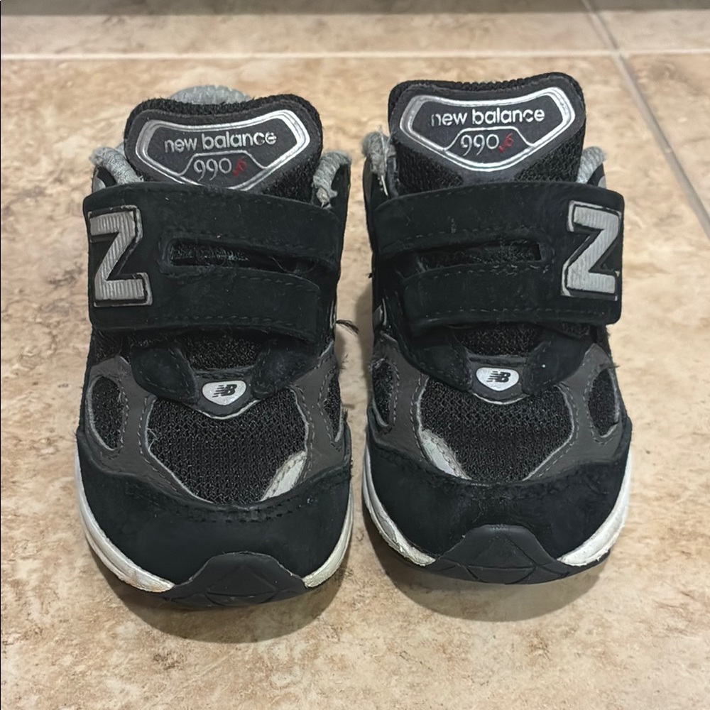New Balance Black Kids' 990 V6 Hook & Loop Sneaker Size 7.5